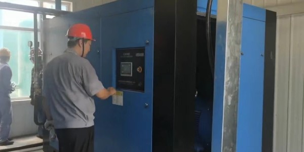 兩臺200Kw兩級壓縮空壓機完成安裝調(diào)試！